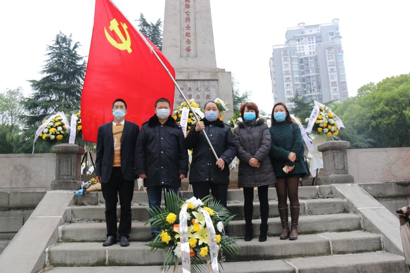 湘北汽運黨支部主題黨日活動，緬懷抗日英烈，祭掃墓地，敬獻(xiàn)花籃。
