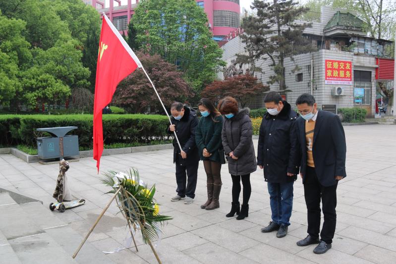 湘北汽運黨支部主題黨日活動，緬懷抗日英烈，祭掃墓地，敬獻(xiàn)花籃。